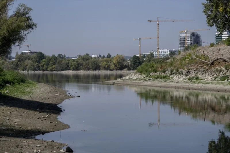 Дунав на рекордно ниско ниво во Унгарија, мотор од Втората светска војна излезе на површината