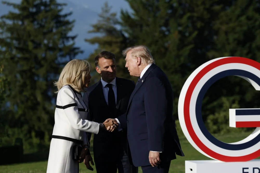 (Видео) Трамп се потсмеваше дека сопругата го тепа Макрон: сега се сретна со неа, објавена снимка