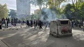 Материјални штети, судири и десетици повредени во протестите во Тирана