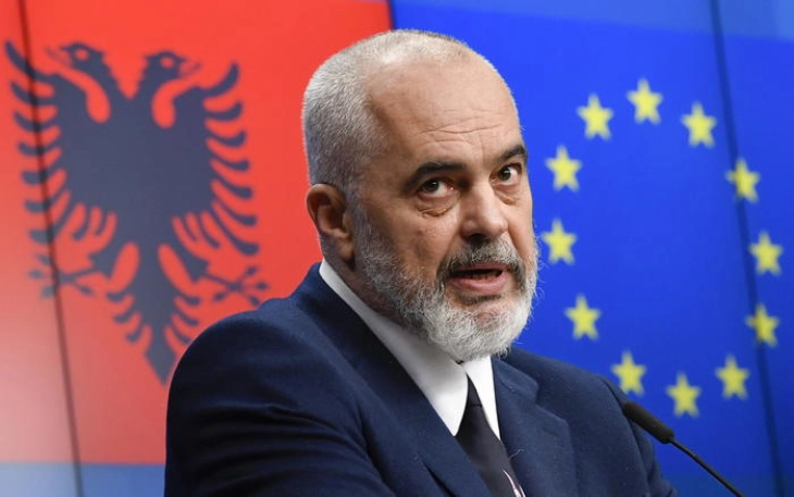 Рама одбива да поднесе оставка, тврди дека зад протестите стојат надворешни сили