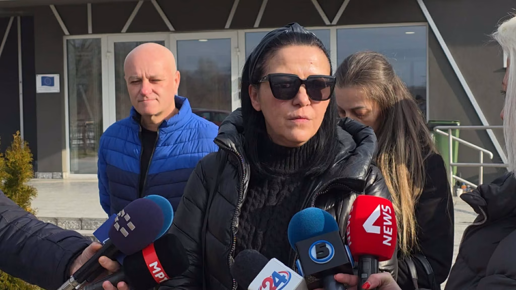 „Дејан, седум твои колеги и другари загинаа, за кого лажеш?“, праша Петрушева, мајка на загинатиот Андреј најавувајќи кривична пријава за сведокот Манасиев