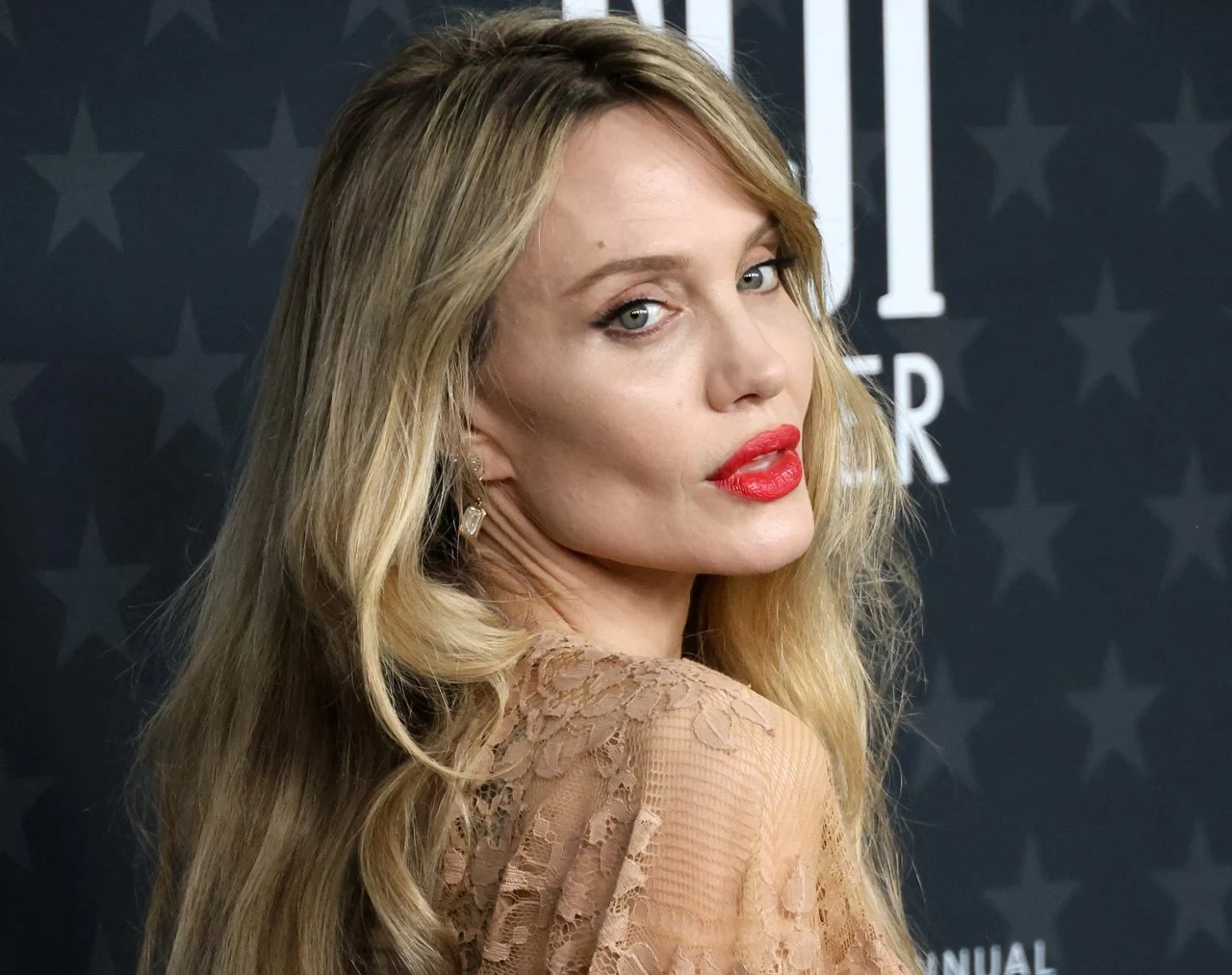 (Фото/Видео) Анџелина Џоли во прегратка на познат Французин: Многумина се сомневаат во едно