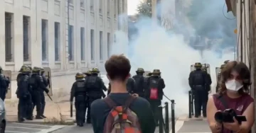 (ВИДЕО) ЕСКАЛАЦИЈА НА УЧЕНИЧКИОТ РЕВОЛТ ВО ФРАНЦИЈА: 15-годишник остана без шака по експлозија на полициска граната