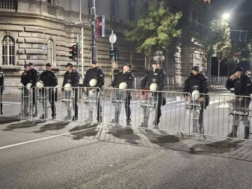 ПОЛИЦИСКИ БАРИКАДИ ПРЕД РИК ВО БЕЛГРАД: Затворена улицата за носење на гласачките ливчиња