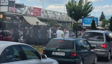 (ВИДЕО) ГРАЃАНИТЕ НЕГОДУВААТ СО ЖИВ ШТИТ: Се затвора нелегалниот премин кај Бит пазар