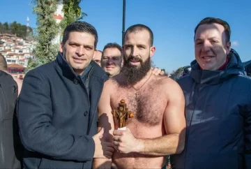 (ФОТО) Николоски за Водици: Охрид блесна со 20.000 посетители, честитки до најсреќниот фаќач на крстот