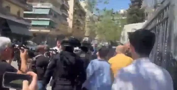 (ВИДЕО) ПУКАЊЕ ВО АТИНА: 89-годишник рани повеќе лица на две локации