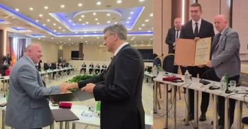 СТОПАНСКАТА КОМОРА ГИ НАГРАДИ ПЛЕНКОВИЌ И МИЦКОСКИ: Признание за економска соработка во регионот