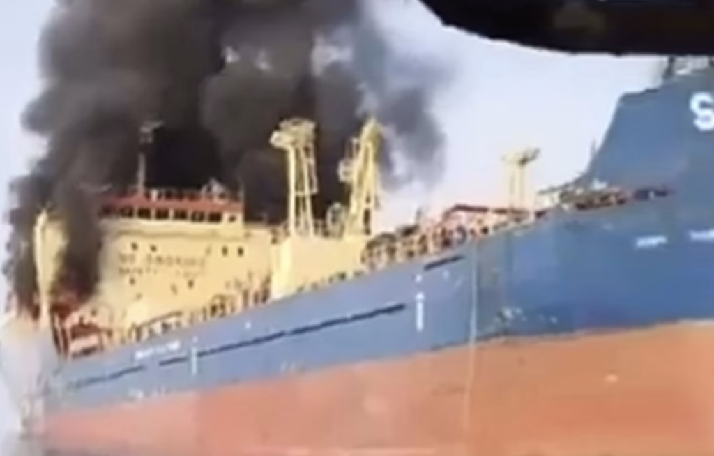 ВИДЕО Танкер потона во Ормутскиот теснец – Иран: Го нападнавме, ја одби наредбата