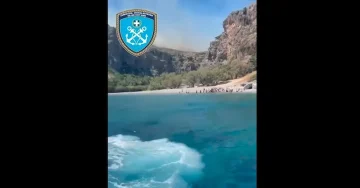 (ВИДЕО) СПАСУВАЧКА АКЦИЈА НА КРИТ: Крајбрежната служба извлече 51 лице од плажата Превели