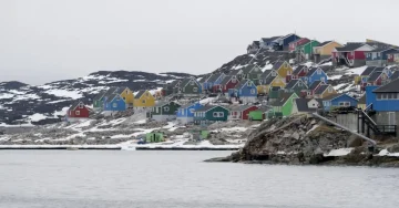 ПРОТЕСТИ ПРОТИВ ПЛАНОВИТЕ НА ТРАМП: „Не го чепкајте Гренланд“