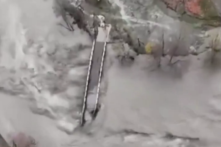 ВИДЕО „Отсечени од светот“: Библиски поплави во Грција, Крф и Јанина под вода – училиштата нема да работат