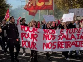 Илјадници ученици протестираат во Франција, уапсени 1.747 лица