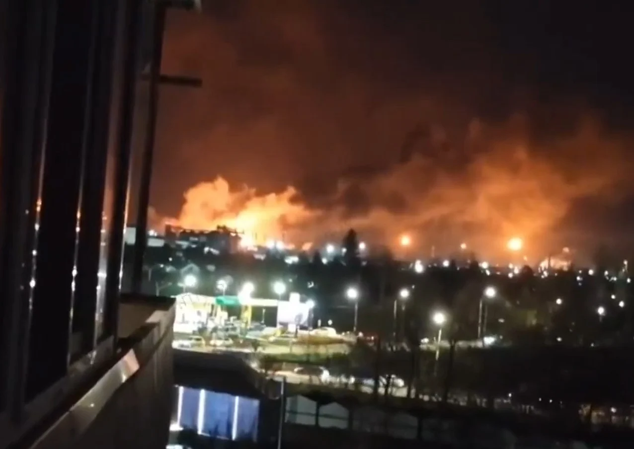 (Видео) Украински дронови погодија петрохемиска фабрика во Омск, избувна голем пожар