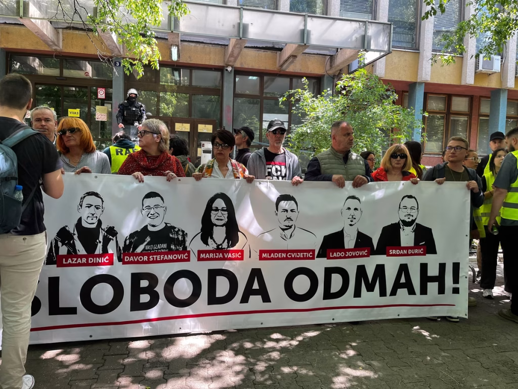 Вучиќ одлучи да помилува 12 активисти од Нови Сад и 11 од оние кои нападнаа граѓани и студенти на блокадите