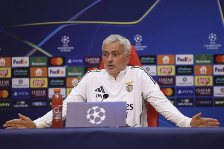 Мурињо на прес конференцијата дојде со подарок