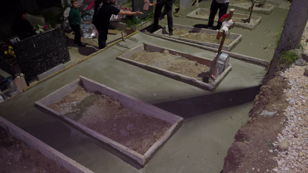 ВИДЕО Скандал на гробиштата во Синѓелиќ: Забетонирани и поместени гробови, семејствата обвинуваат за вандализам и изнуда
