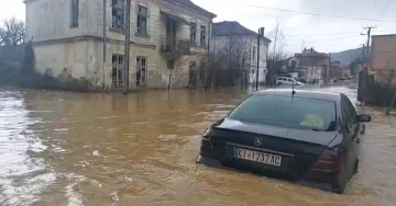 (ВИДЕО) ОБИЛНИТЕ ВРНЕЖИ ПРЕДИЗВИКАА ПОПЛАВИ: Во Кичево евакуирани околу 180 лица