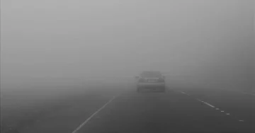 МАГЛА НА ПОВЕЌЕ ПАТНИ ПРАВЦИ: Намалена видливост и апел за внимателно возење