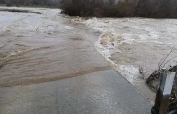 ЦУК: Дожд и снег предизвикаа одрони и излевање на реките – 250 лица евакуирани во Кичево