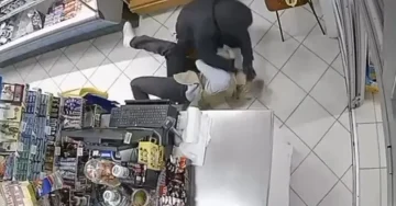 НЕВЕРОЈАТНО ВИДЕО ОД ОБИД ЗА ГРАБЕЖ ВО МОСТАР: Храбра продавачка со голи раце запре разбојник со автоматска пушка