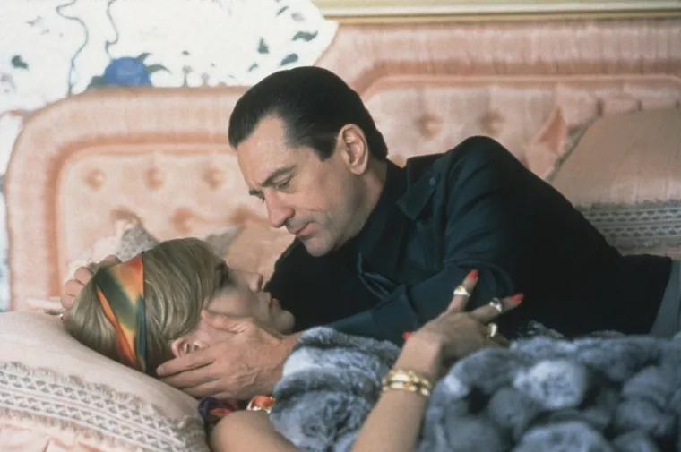 ИЗНЕНАДЕНА? / Шерон Стоун откри кој е најдобриот бакнувач во Холивуд: „Бев лудо заљубена во него“