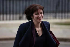 Христијаните во Велика Британија се спротивставуваат на предлогот момчиња да носат фустани во училиште