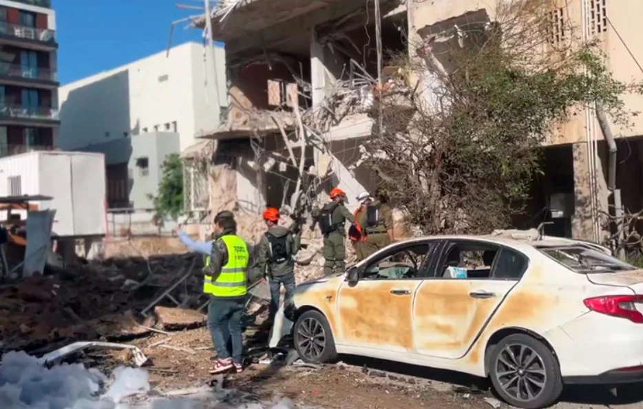 (Видео) Ирански напад врз Тел Авив: оштетени згради, автомобили во пламен