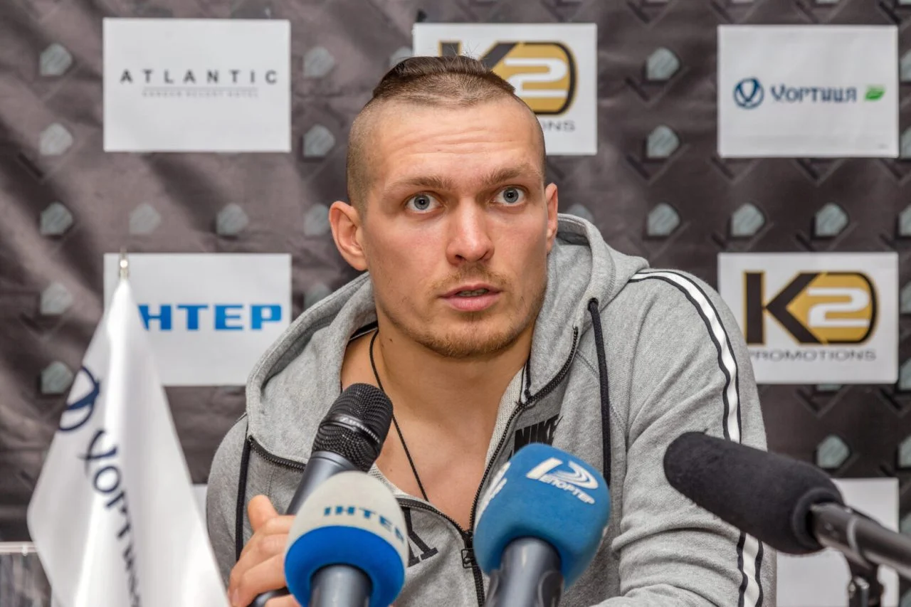 (Видео) Александар Усик се откажа од сите шампионски појаси