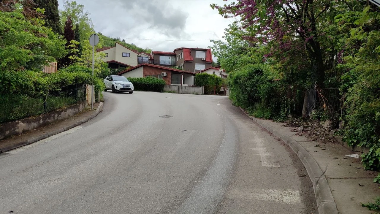 Жителите на Водно се жалат на небезбедни улици без тротоари и пешачки, најавија протест