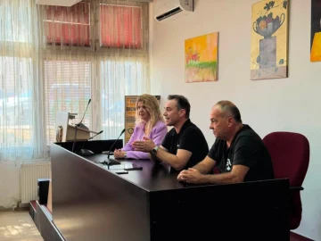 ЗА СМЕДЕРЕВКА 20, А ЗА ВРАНЕЦОТ 21,8 ДЕНАРИ: Серафимовски во Неготино на средба со лозарите