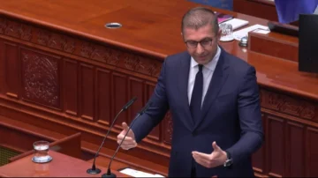 Мицкоски до Филипче: Ние не ја распродаваме државата, туку го враќаме тоа што вие го распродадовте