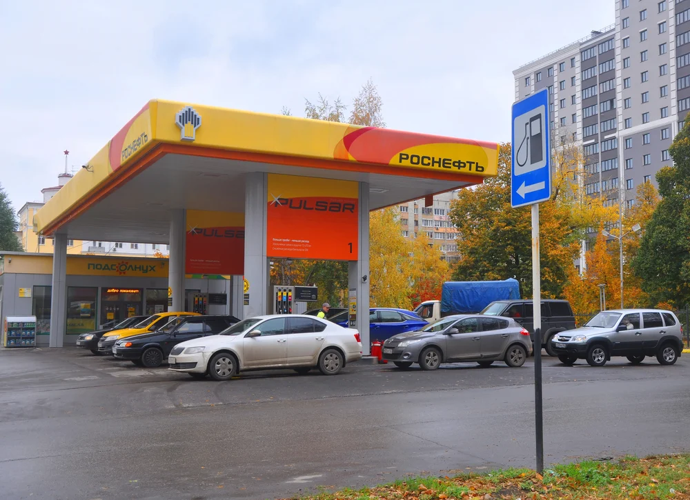 Русија ги советува граѓаните да работат од дома поради недостиг на гориво
