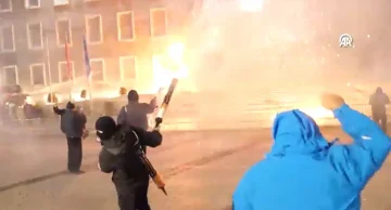 (ВИДЕО) ПРОТЕСТ ВО АЛБАНИЈА: Фрлени молотови коктели врз владата