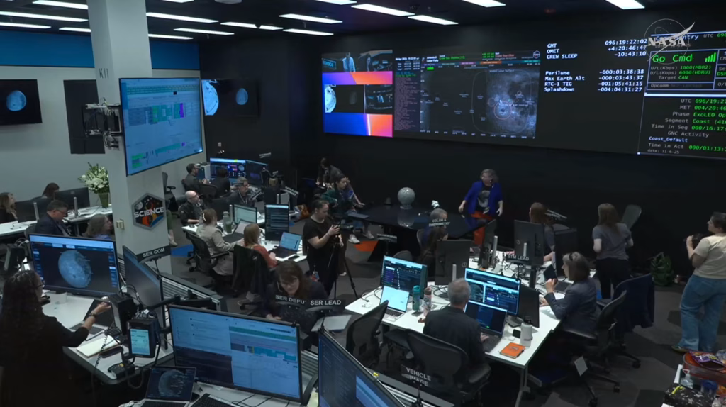 Започна месечевото прелетување, астронаутите собираат податоци