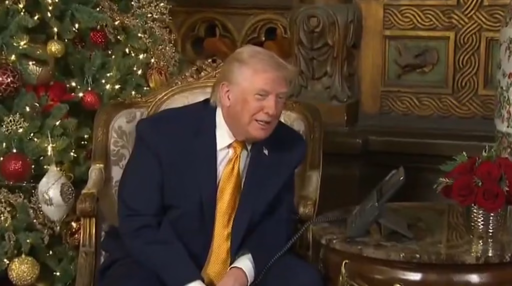 Трамп зборуваше со деца за Бадник и им порача: „Нема да дозволиме злиот Дедо Мраз да се инфилтрира во нашата земја“