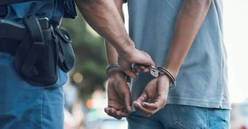 ПРИВЕДЕНИ ОСУМ ЛИЦА: Пронајдени дрога и нож при полициска акција во Скопје