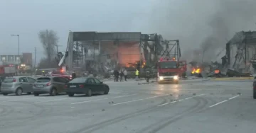 (ВИДЕО) ПОЖАР ПЕПЛОСА ГРЧКА ФАБРИКА ЗА БИСКВИТИ: Четири лица загинаа, има и повредени