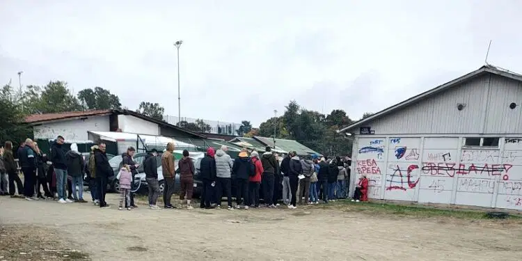 Србија гласа: Во Блок 45 во Нов Белград граѓани чекаат во редици уште од 4 часот наутро