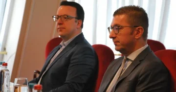 Мицкоски и Николоски на потпишување договори за финансирање на изградбата на железничката делница Крива Паланка-Деве Баир