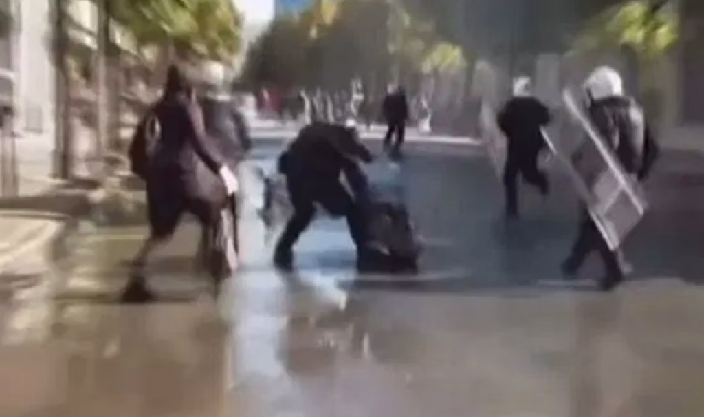 Ескалација на протестите во Тирана: Полицијата употреби водени топови и солзавец, 17-годишник погоден со гумен куршум во врат