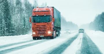 ЗАБРАНА ЗА ТЕШКИ ТОВАРНИ ВОЗИЛА: Патот Гостивар – Кичево блокиран поради снег