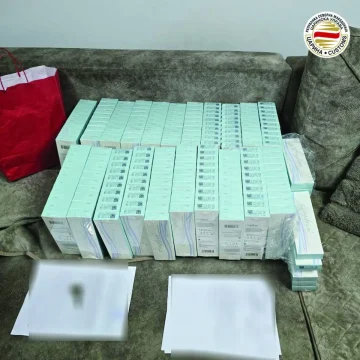 ДОКТОР И МЕДИЦИНСКА СЕСТРА ФАТЕНИ НА ЦАРИНА: Откриени 199 вијали ботокс во пратка од Кореја