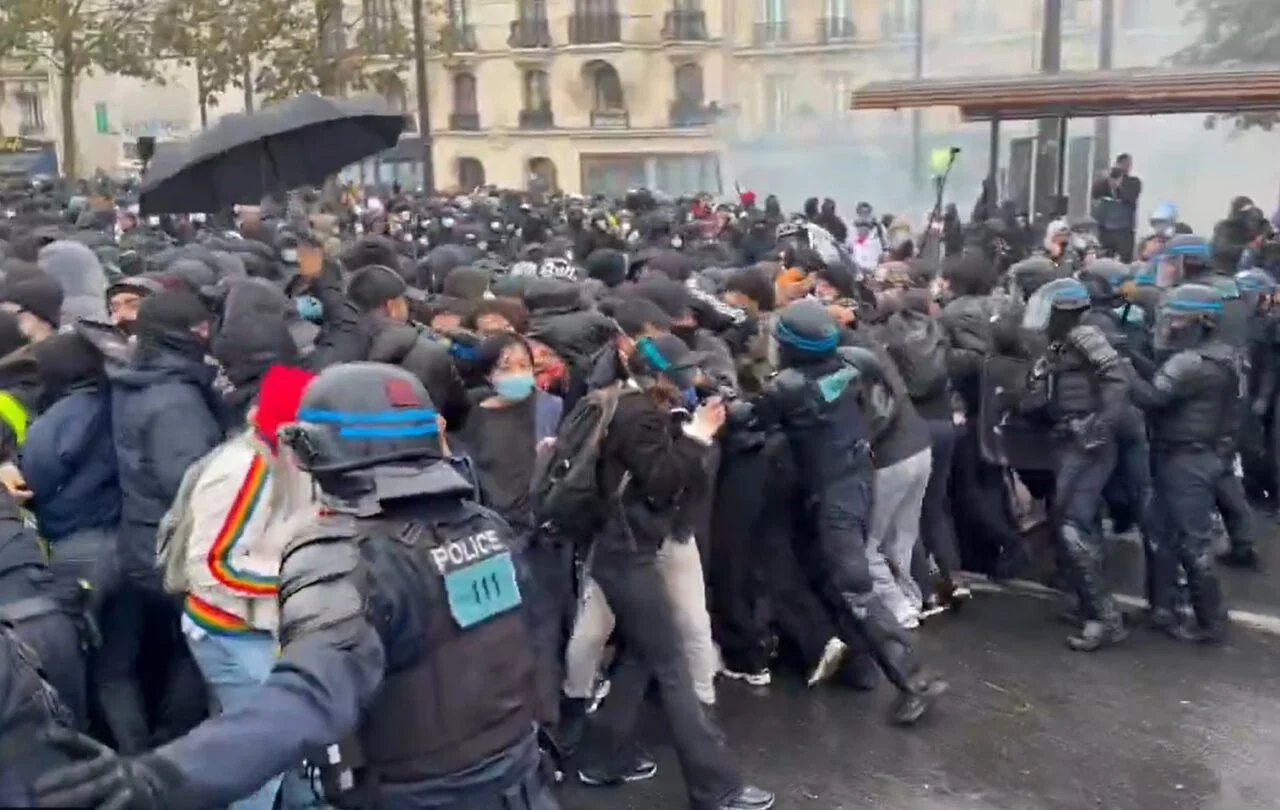 (Видео) Немири во Париз по протестите, маскирани лица кршеа излози на автосалон