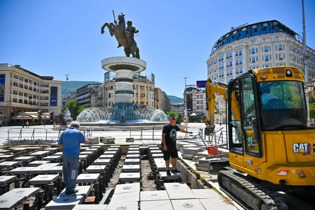 (Фото) Подната фонтана на плоштад „Македонија“ по повеќе од една деценија пропаѓање, се враќа во функција