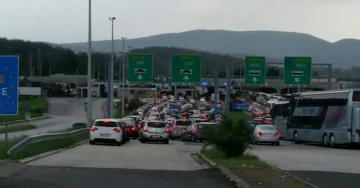 КИЛОМЕТАРСКИ КОЛОНИ КОН ГРЦИЈА: Новиот ЕЕС систем повторно создаде повеќечасовни чекања на Богородица