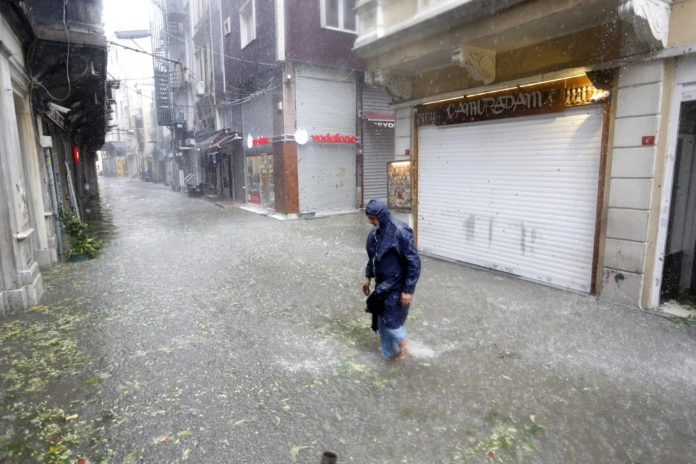 Четири лица загинаа, а три се водат за исчезнати во поплавите во Турција