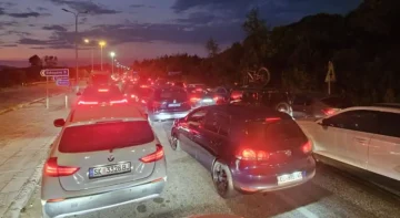 КИЛОМЕТАРСКИ КОЛОНИ НА ЕВЗОНИ: За влез во Македонија се чека околу 5 часа