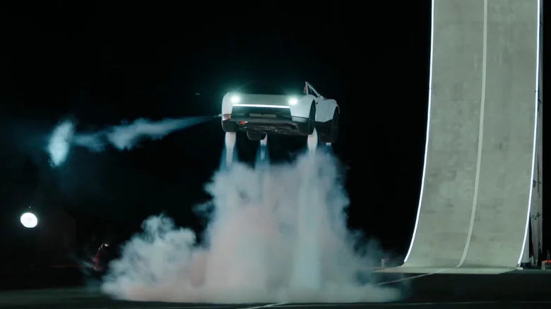 Tesla го претстави новиот Roadster – леташе, возеше наопаку и забрза до 97 км/ч за 0,81 секунда